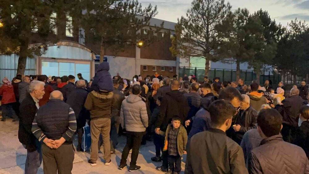 24 günün ardından memleketine dönen umreciler sevinçle karşılandı