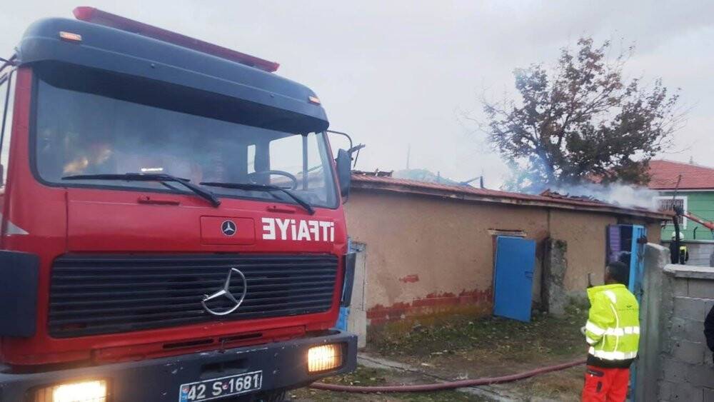 Ahır ve samanlık alev alev yandı