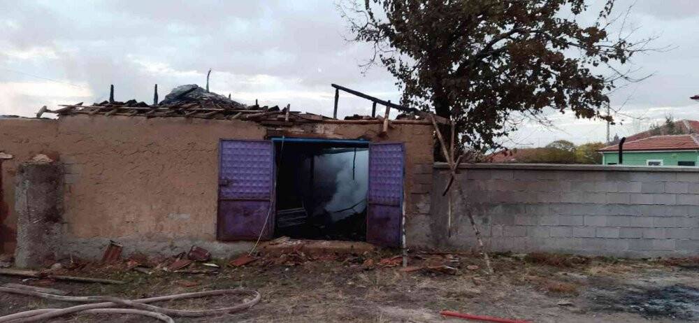 Ahır ve samanlık alev alev yandı