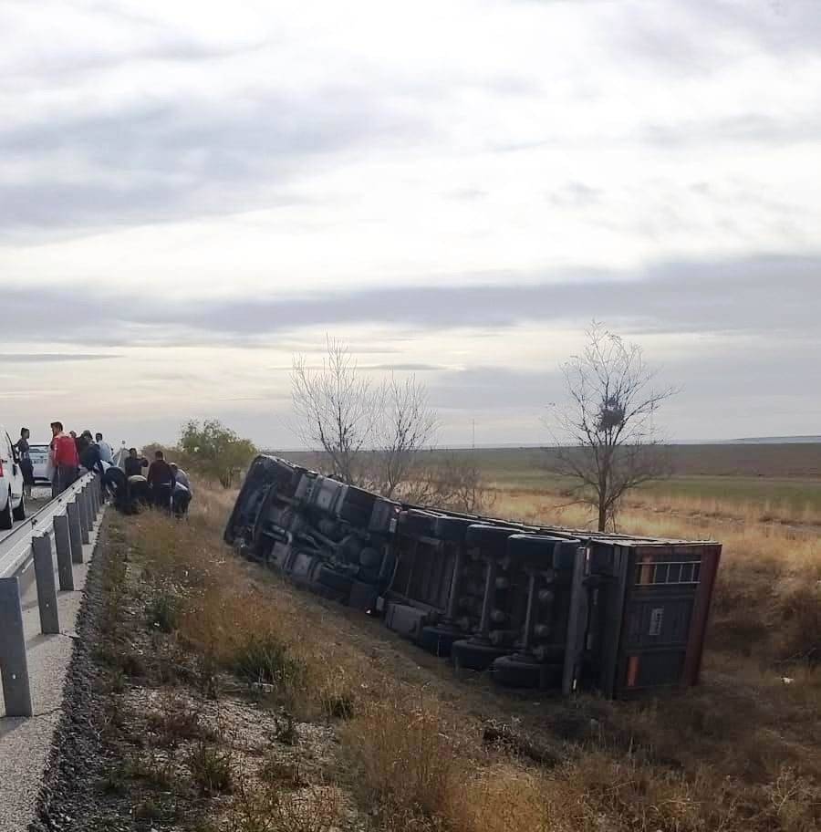 Konya’da tır devrildi, sürücü yaralandı