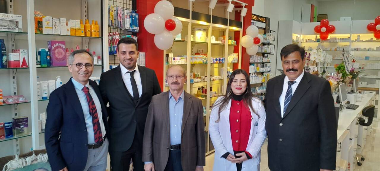 melis-yalcin-eczanesi-dualarla-acildi-2.jpg