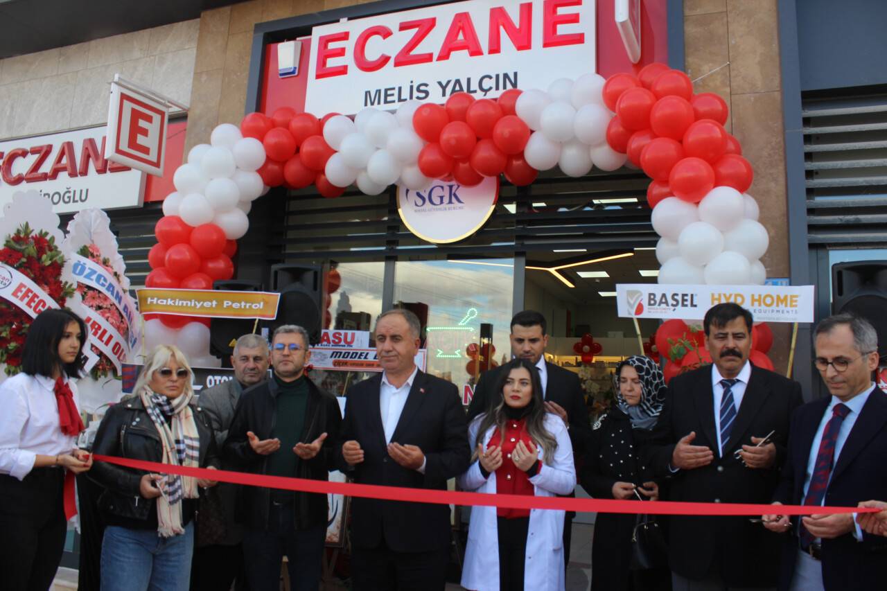 melis-yalcin-eczanesi-dualarla-acildi-4.jpg