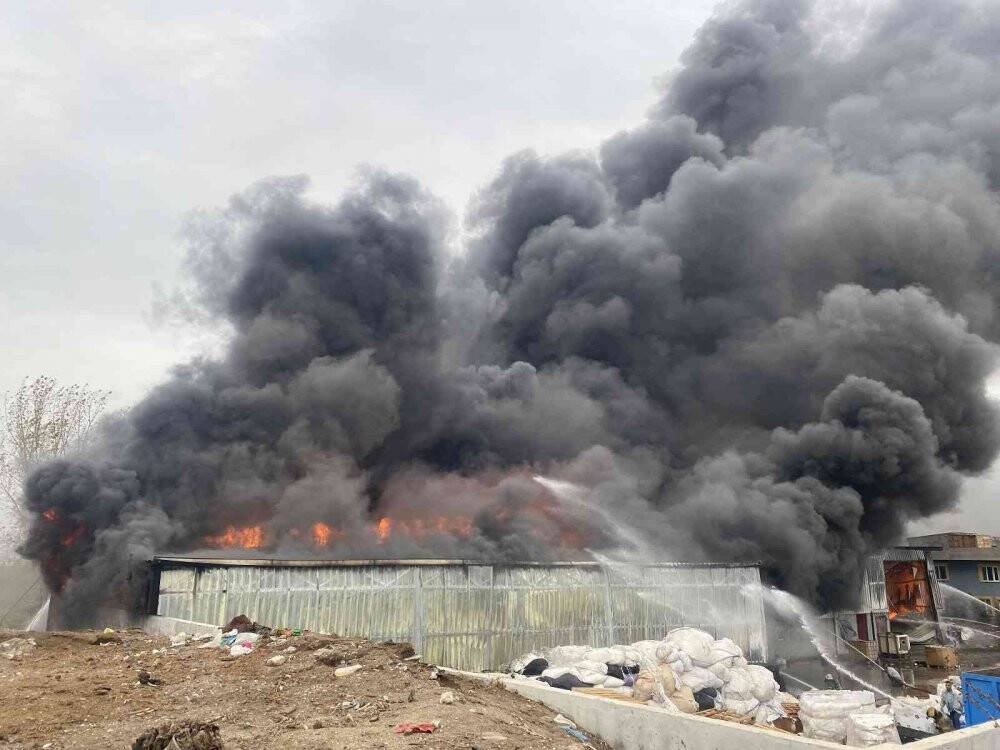 Rüzgarın etkisiyle büyümüştü, kontrol altına alındı