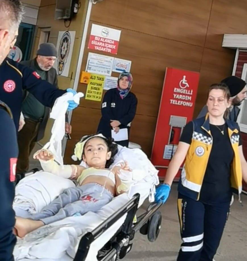 4 yaşındaki çocuk kaynar su dolu tencereye düştü