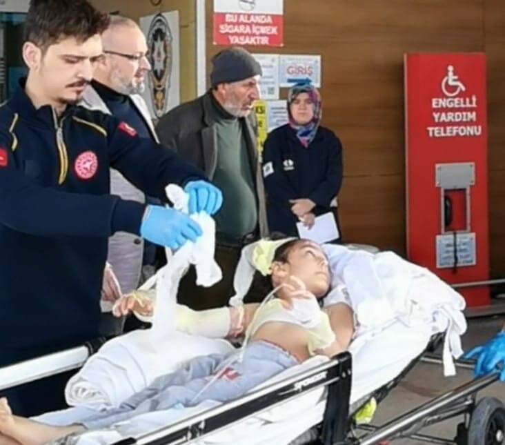 4 yaşındaki çocuk kaynar su dolu tencereye düştü