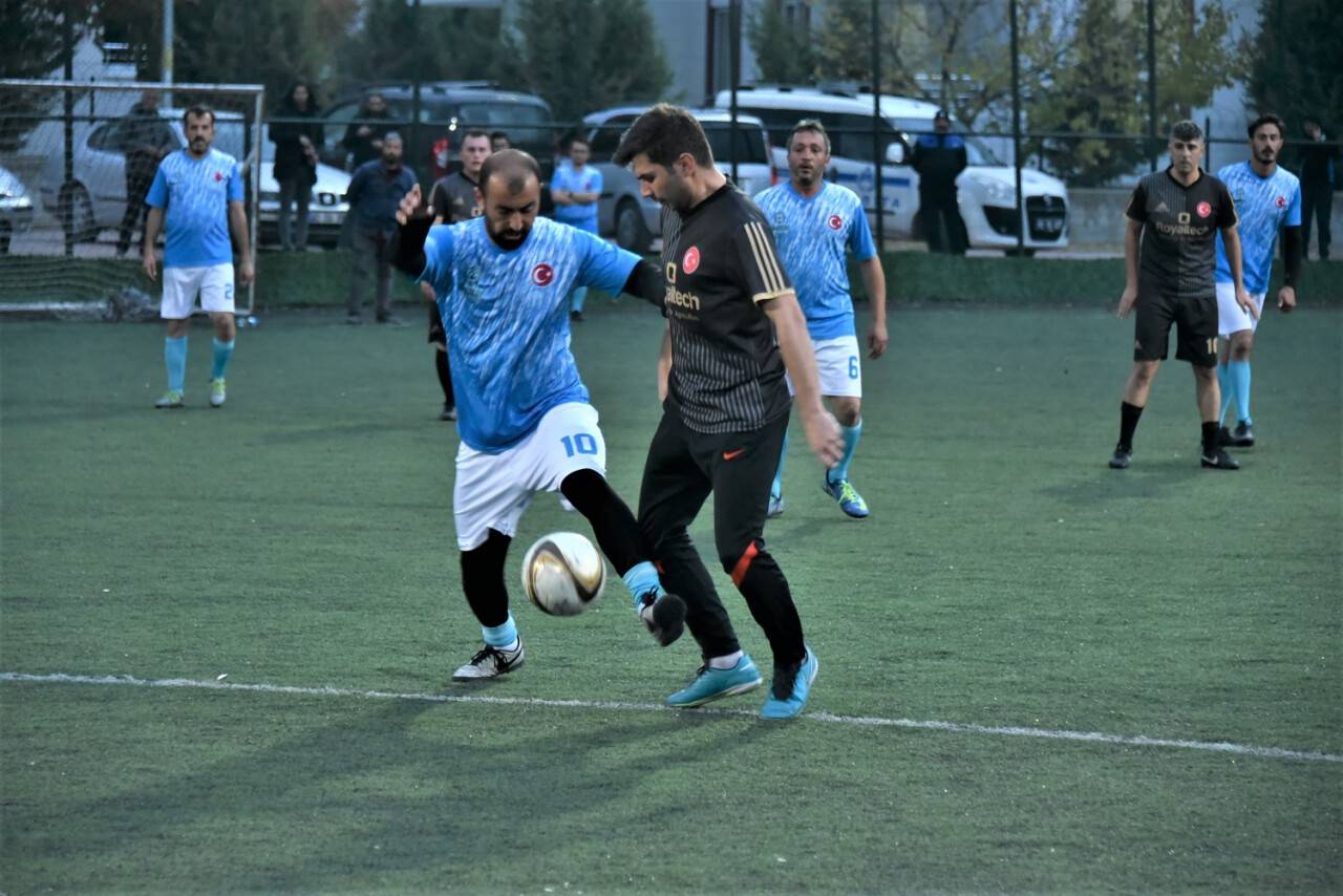 birimler-arasi-futbol-turnuvasi-3.jpg