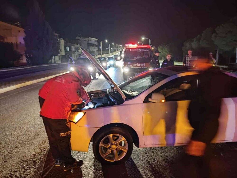 Otomobil refüje çarptı:4 yaralı