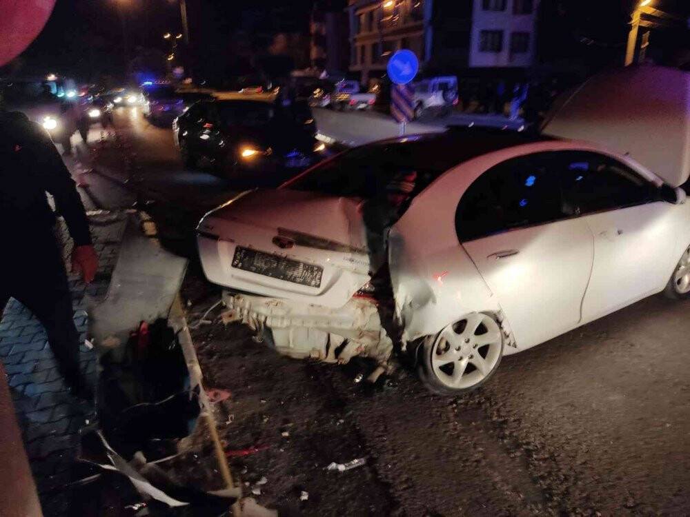 Otomobil refüje çarptı:4 yaralı