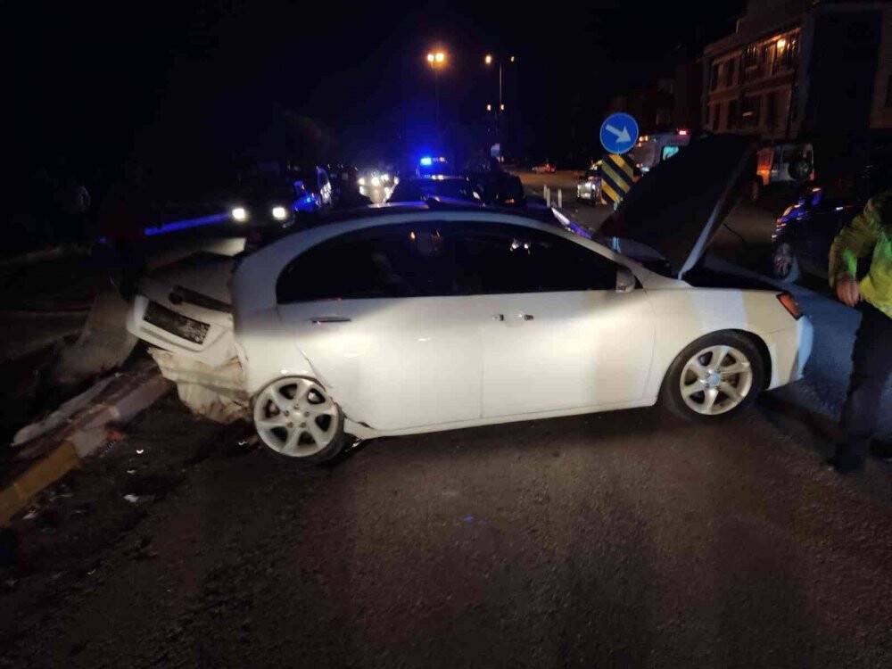 Otomobil refüje çarptı:4 yaralı