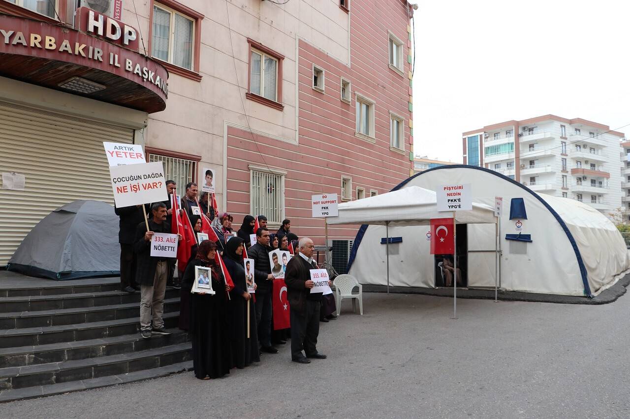 aa-20221122-29506122-29506117-diyarbakir-annelerinin-oturma-eylemine-bir-aile-daha-katildi.jpg