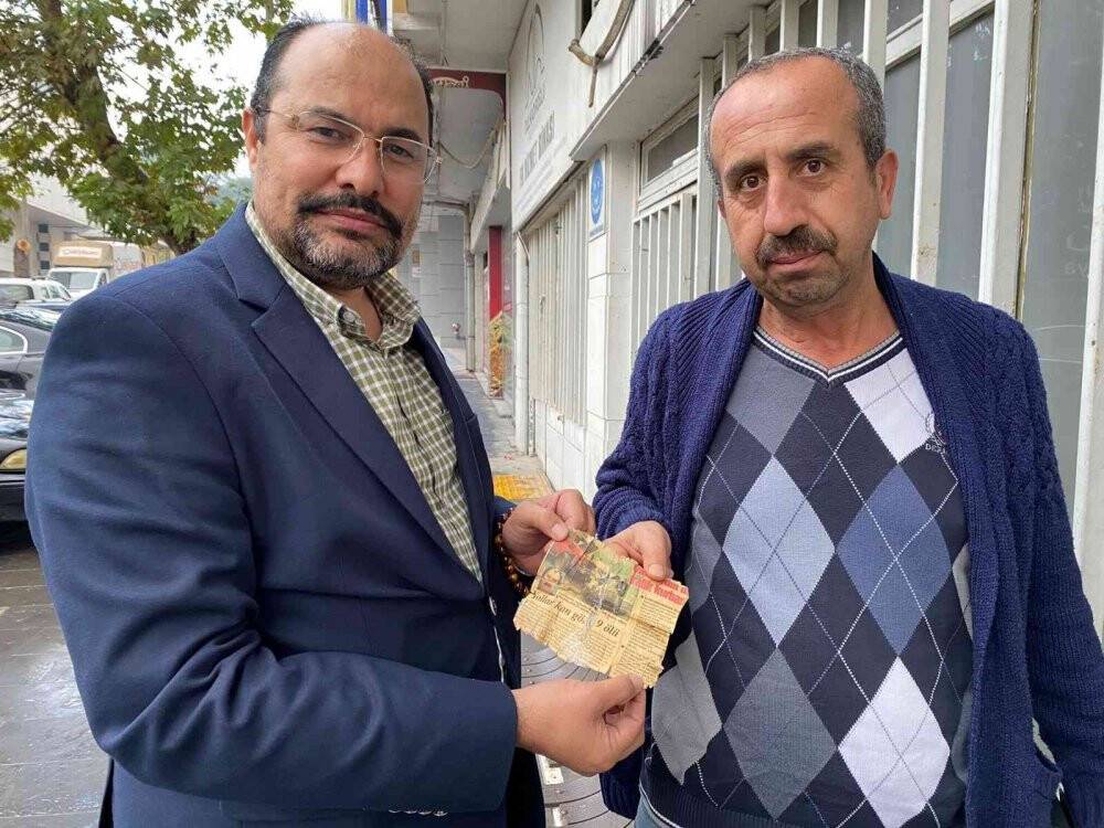 Arkadaşının ölüm haberini 24 yıldır cüzdanında saklıyor