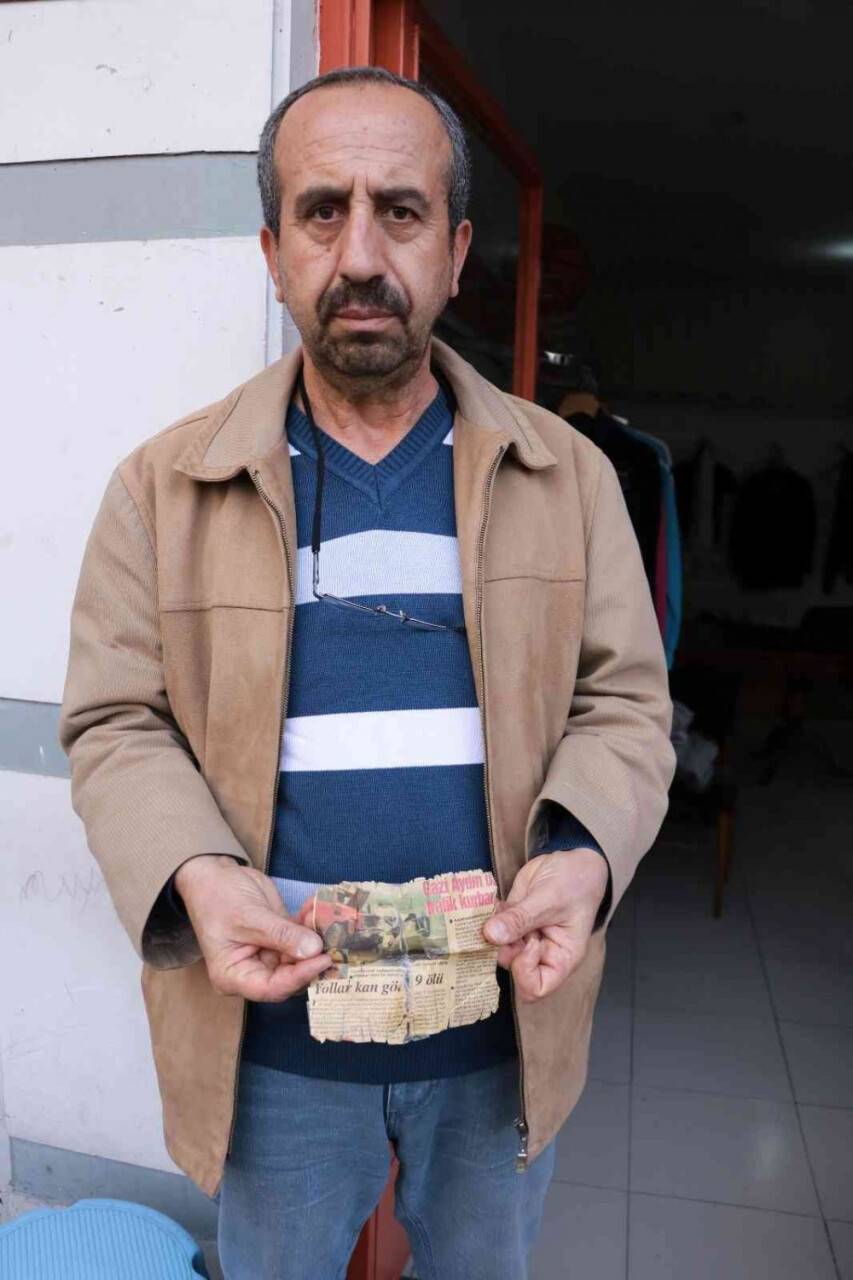 Arkadaşının ölüm haberini 24 yıldır cüzdanında saklıyor