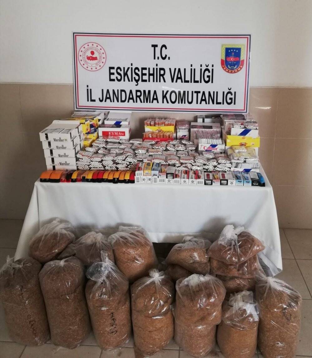 Durdulan araçta kaçak tütün ele geçirildi