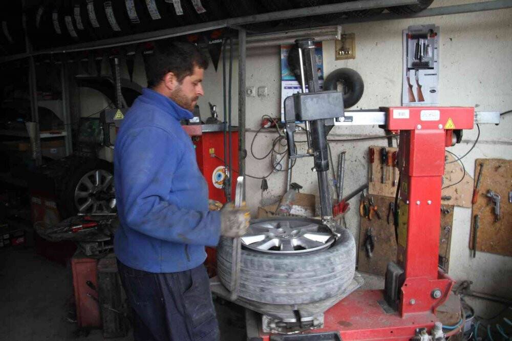 Konya’da lastikçilerde “kış lastiği” değişim mesaisi