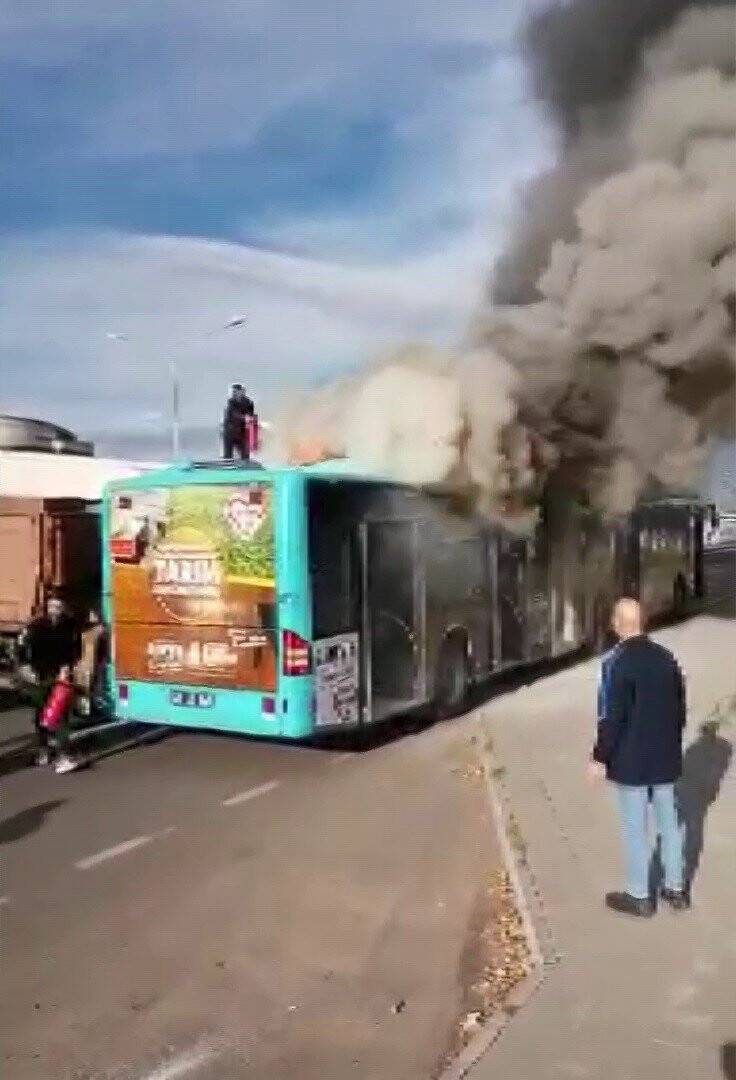 Polis memuru canını hiçe sayarak yanan otobüse müdahale etti