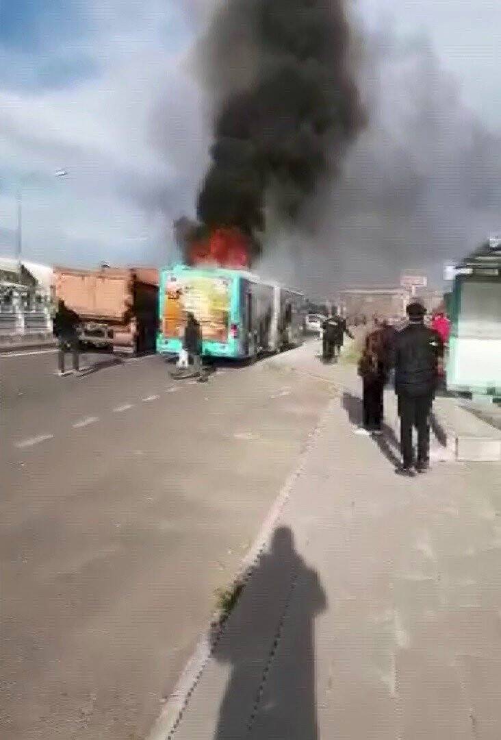 Polis memuru canını hiçe sayarak yanan otobüse müdahale etti