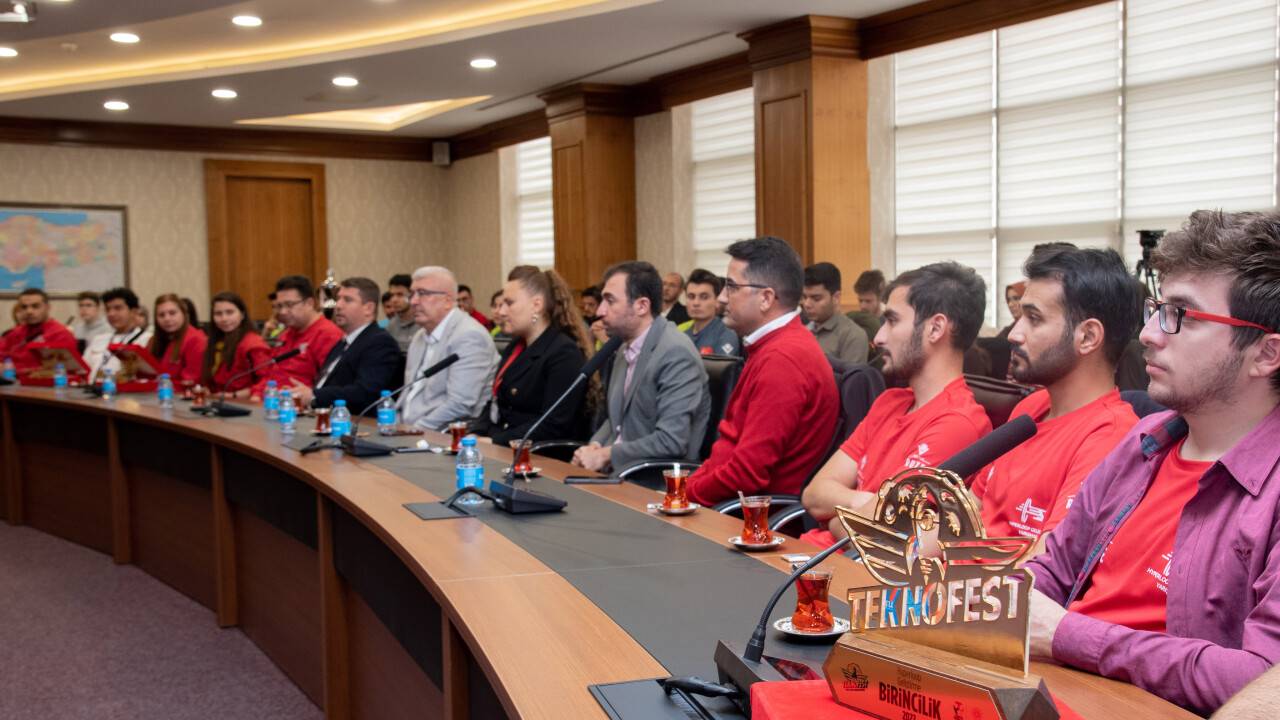 rektor-aksoydan-teknofestte-basari-gosteren-takimlara-tesekkur-3.jpg