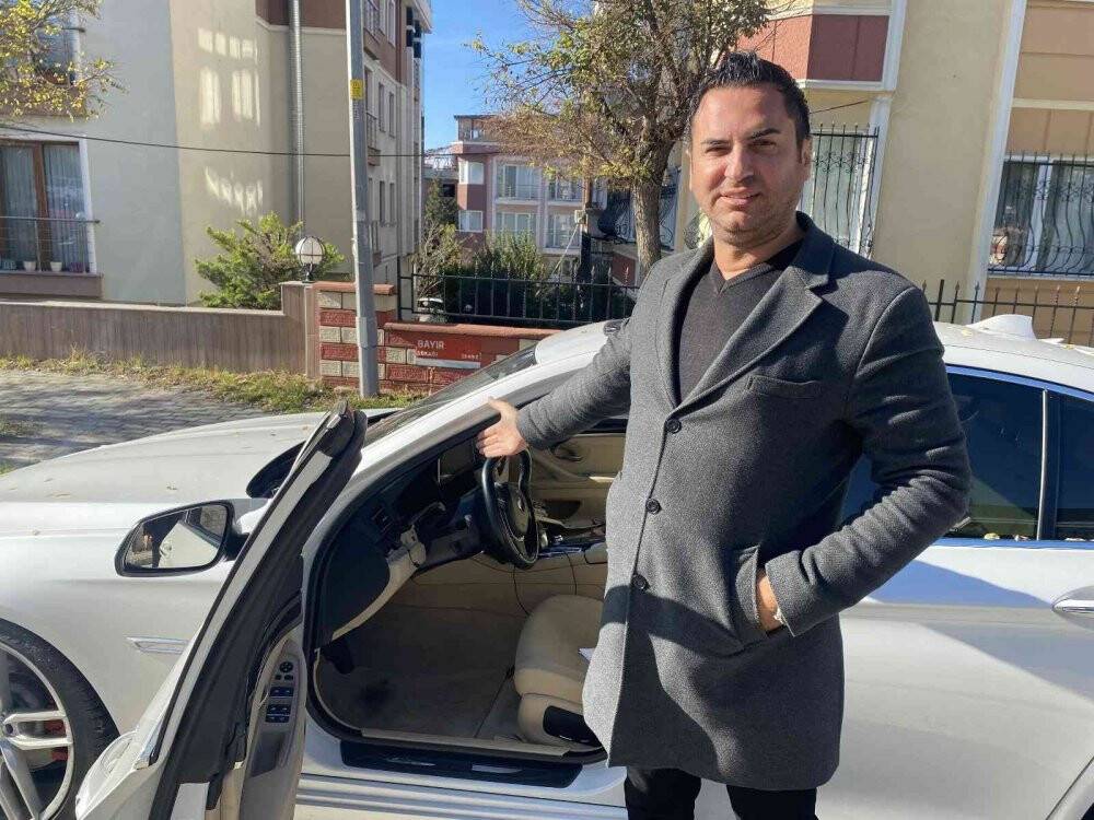 Aracının gösterge panelini çalanların başına ödül koydu