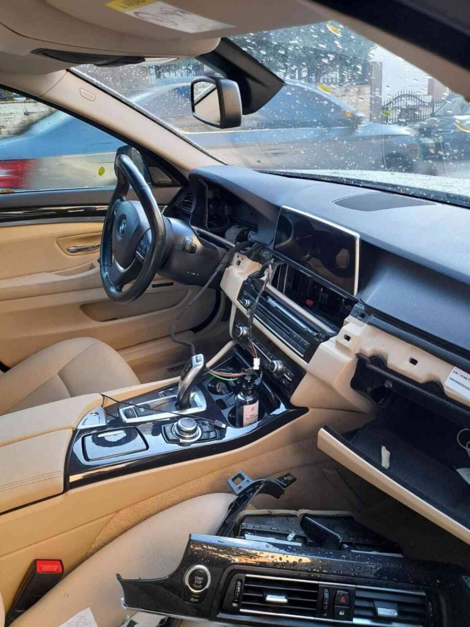 Aracının gösterge panelini çalanların başına ödül koydu