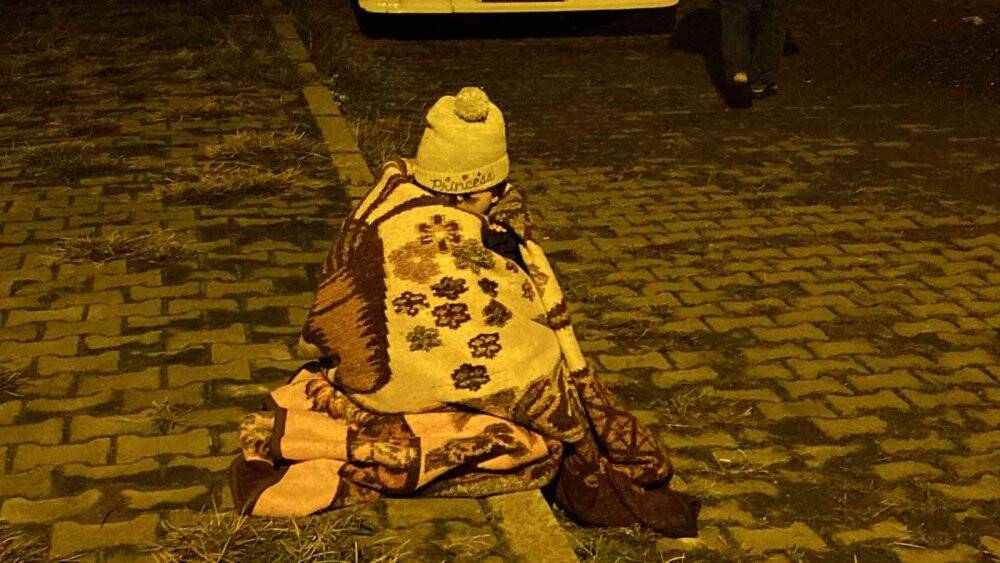 Deprem sonrası sokakta beklediler