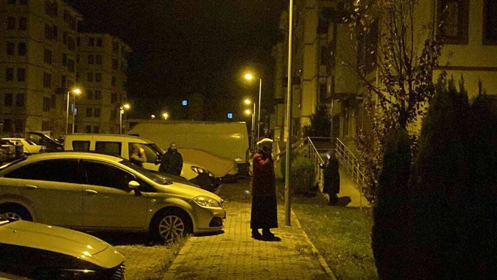 Deprem sonrası sokakta beklediler