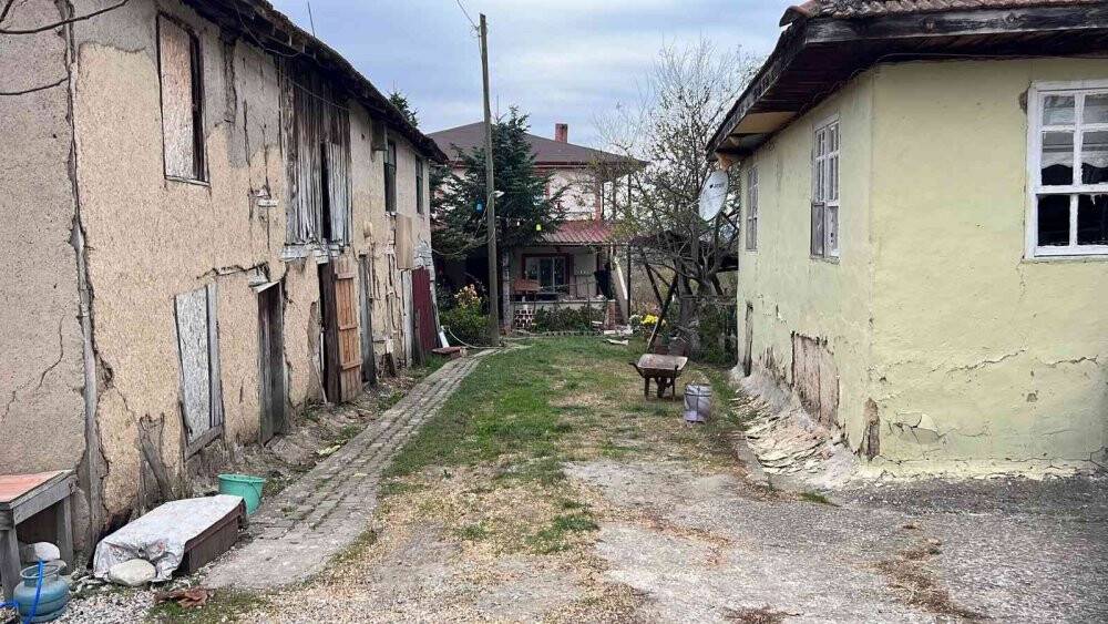 Sarsıntıya dayanamayan müstakil evin duvarı çöktü