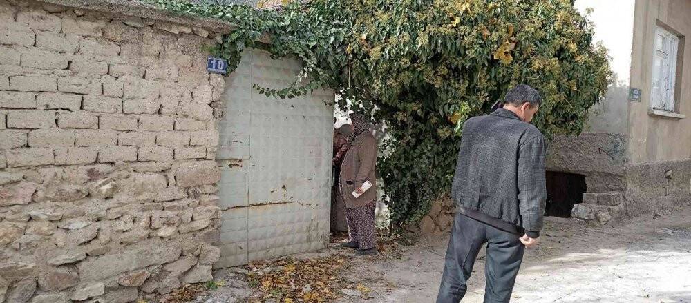 Yalnız yaşadığı evinde ölü bulundu