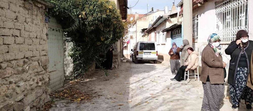 Yalnız yaşadığı evinde ölü bulundu