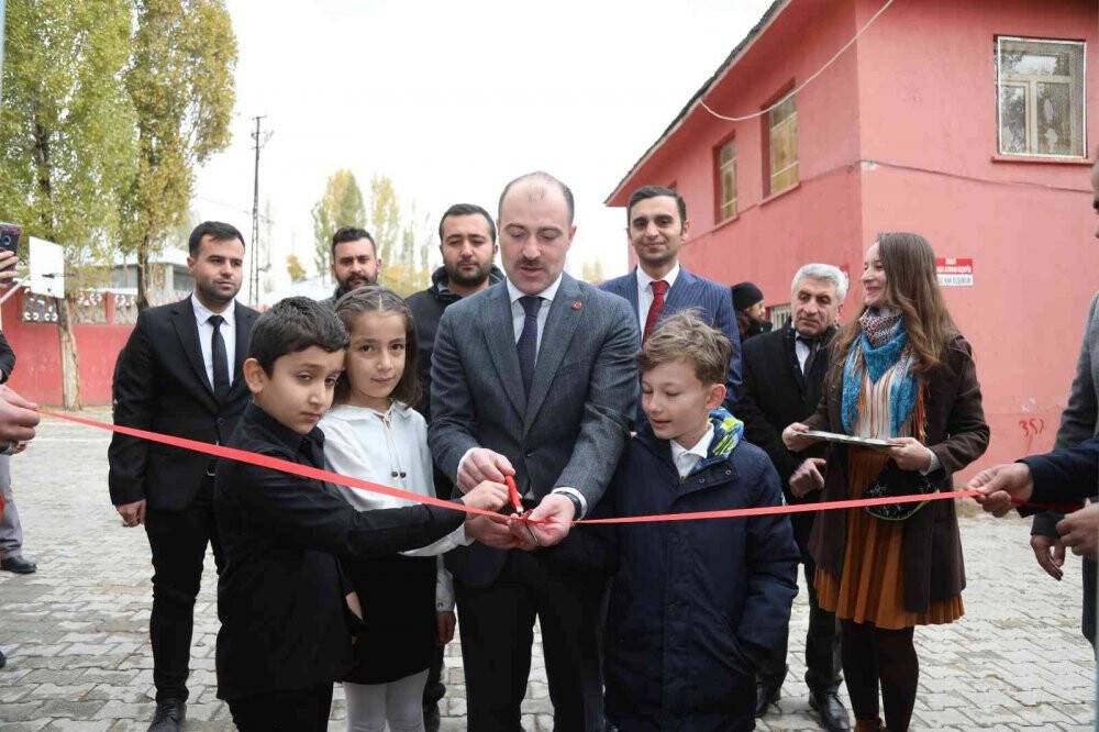 Fedakar öğretmenler konteyneri kütüphaneye dönüştürdü