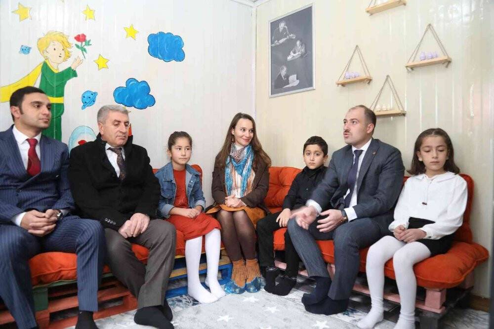 Fedakar öğretmenler konteyneri kütüphaneye dönüştürdü