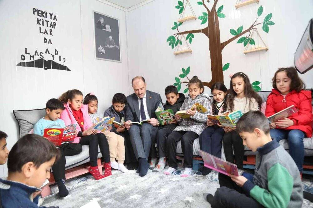 Fedakar öğretmenler konteyneri kütüphaneye dönüştürdü