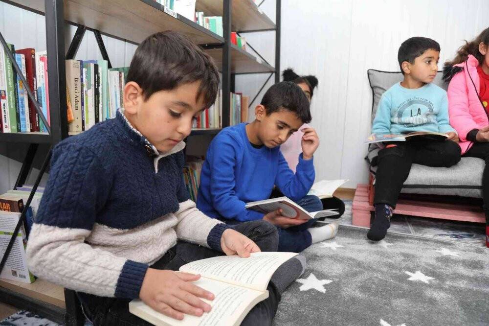 Fedakar öğretmenler konteyneri kütüphaneye dönüştürdü