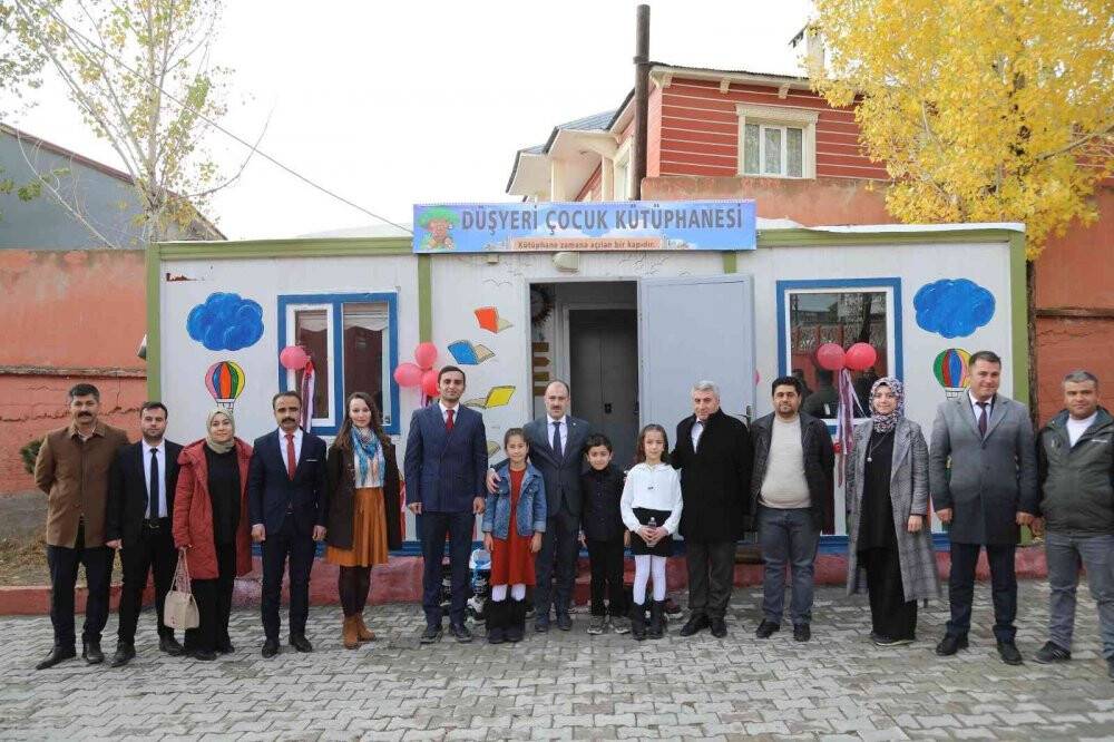 Fedakar öğretmenler konteyneri kütüphaneye dönüştürdü