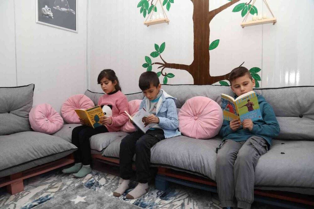 Fedakar öğretmenler konteyneri kütüphaneye dönüştürdü