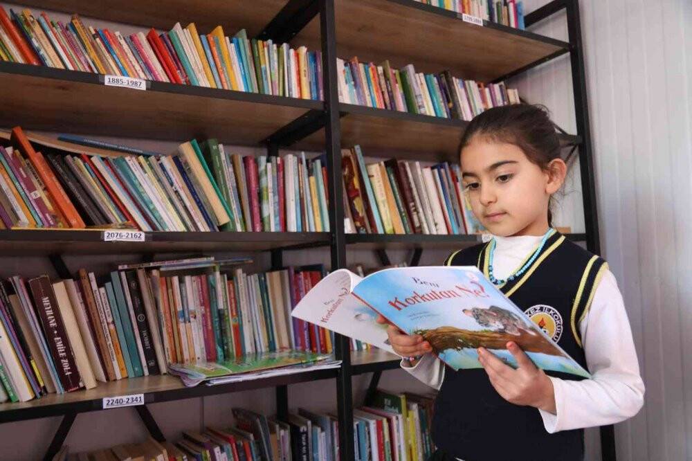 Fedakar öğretmenler konteyneri kütüphaneye dönüştürdü