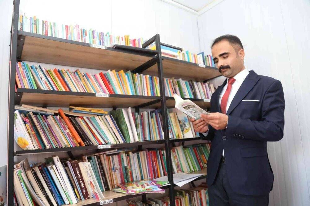 Fedakar öğretmenler konteyneri kütüphaneye dönüştürdü