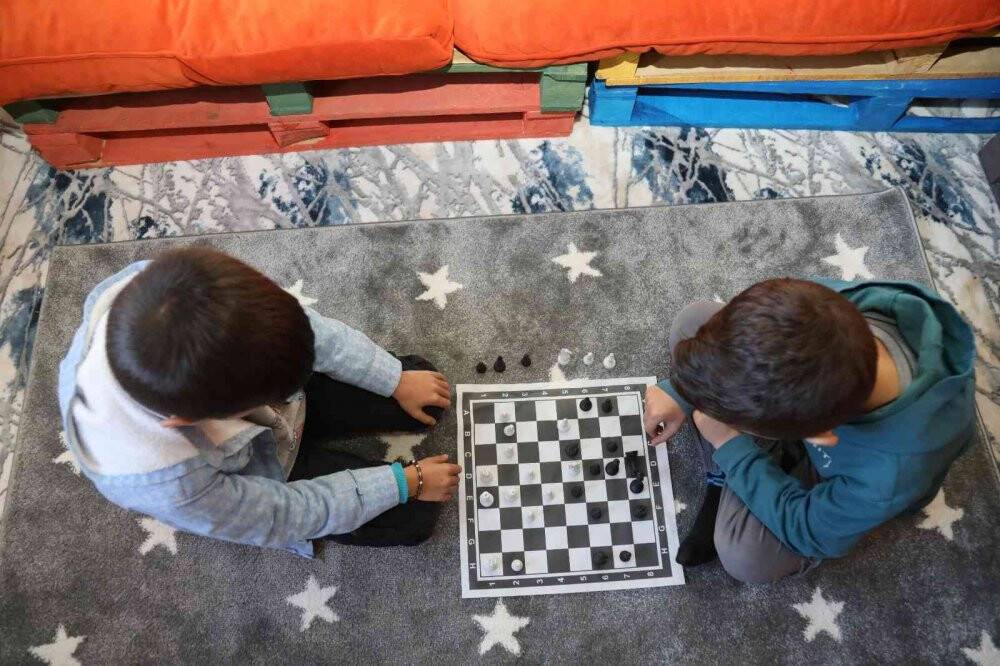 Fedakar öğretmenler konteyneri kütüphaneye dönüştürdü