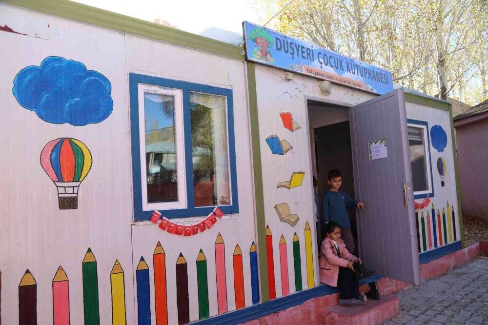 Fedakar öğretmenler konteyneri kütüphaneye dönüştürdü