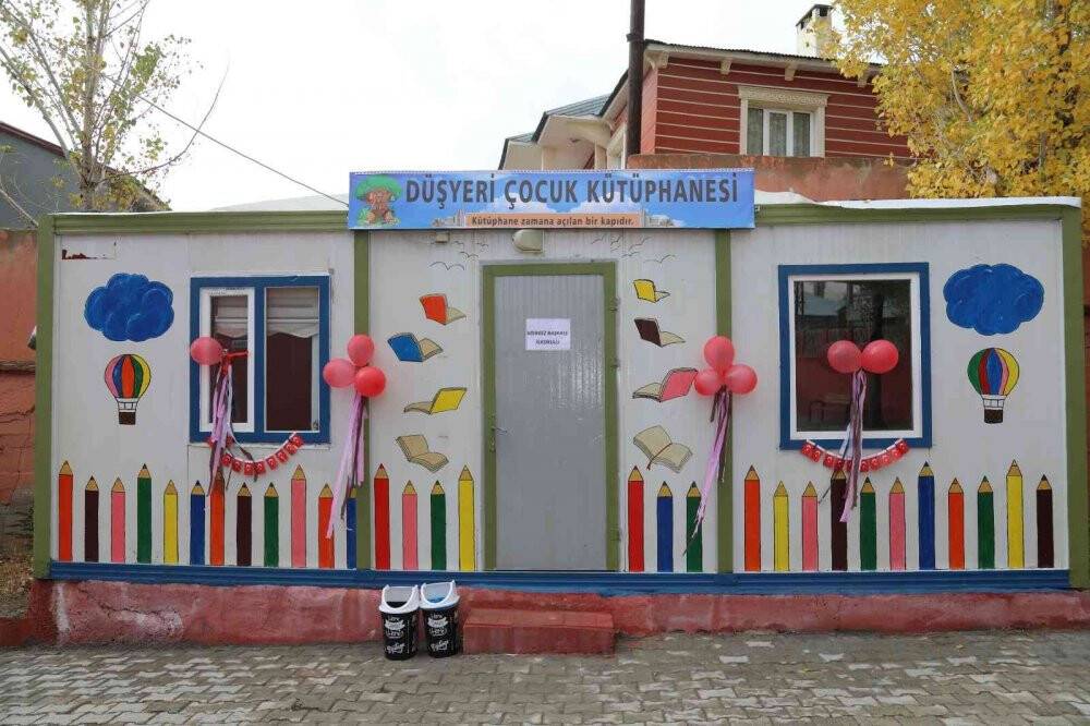 Fedakar öğretmenler konteyneri kütüphaneye dönüştürdü