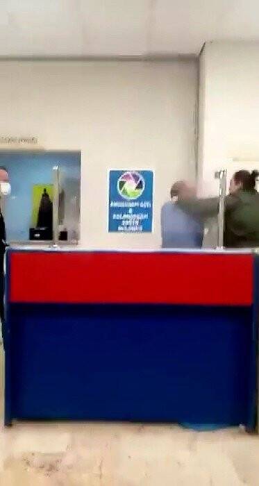 Hasta yakını sağlık çalışanını  ısırdı