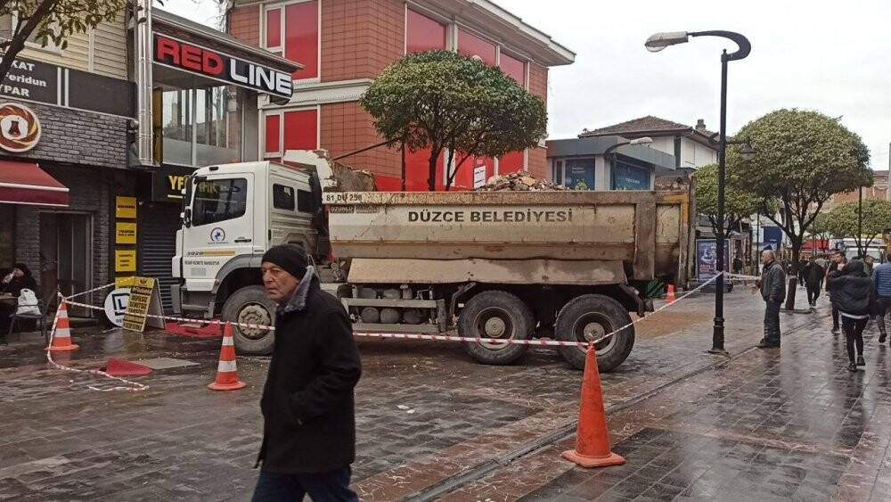 Depremin şiddetiyle yıkılmıştı, enkazı kaldırılıyor