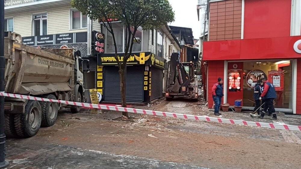 Depremin şiddetiyle yıkılmıştı, enkazı kaldırılıyor