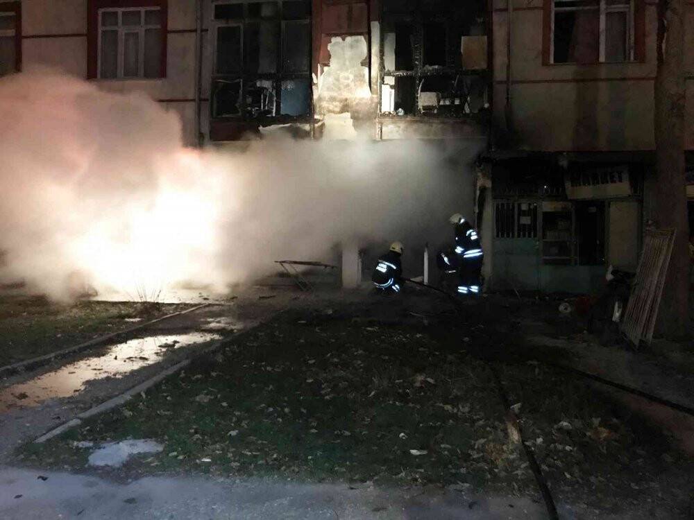 İş yerindeki yangında üst kattaki balkon zarar gördü