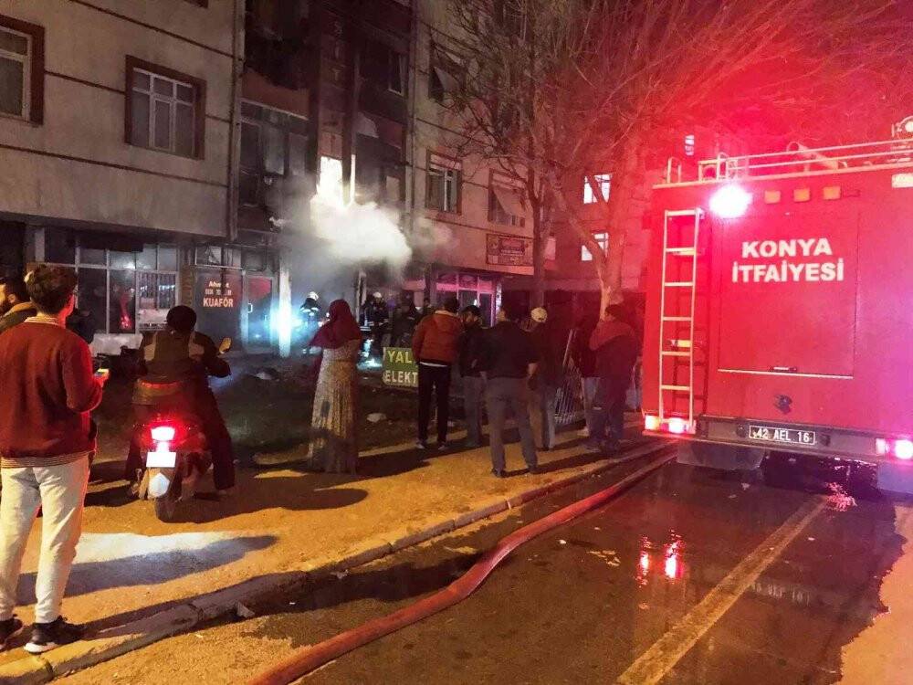 İş yerindeki yangında üst kattaki balkon zarar gördü