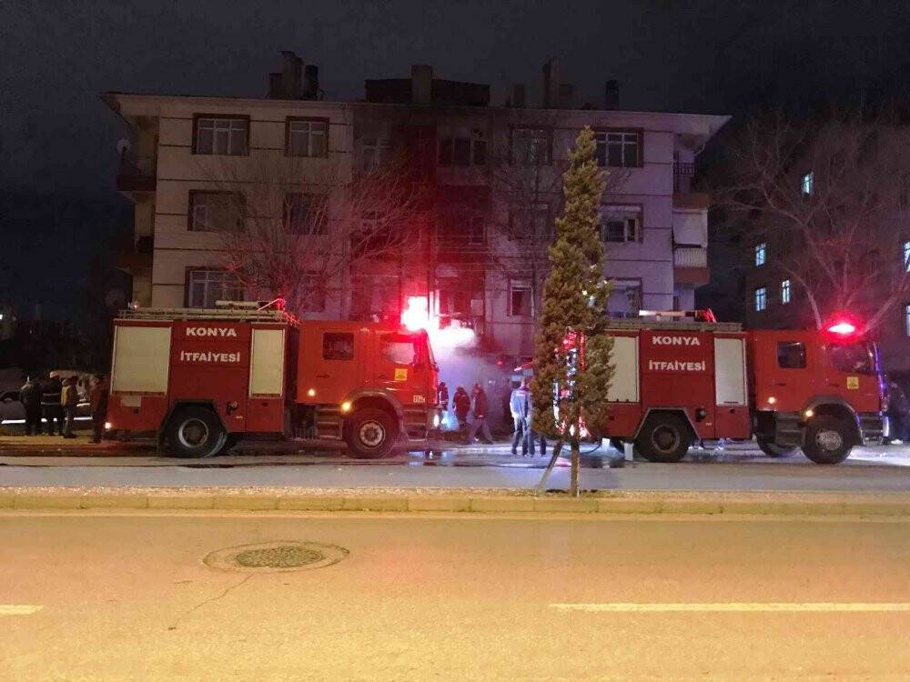 İş yerindeki yangında üst kattaki balkon zarar gördü
