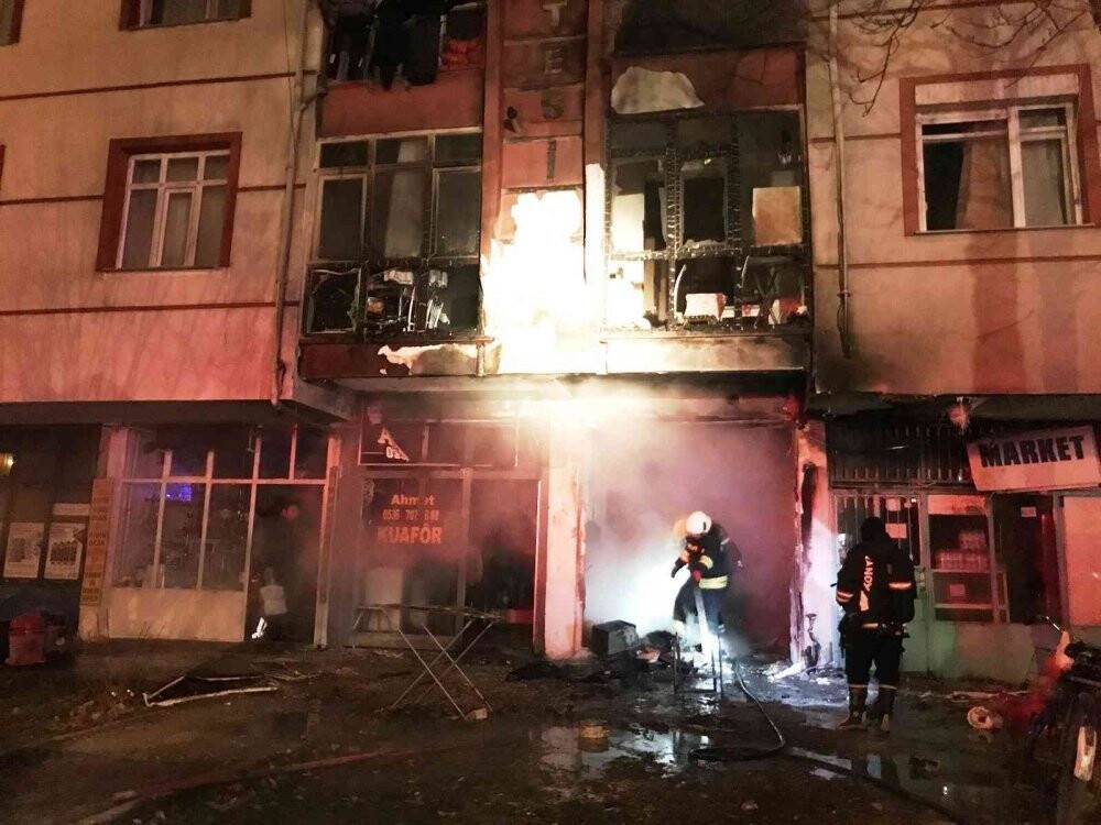 İş yerindeki yangında üst kattaki balkon zarar gördü