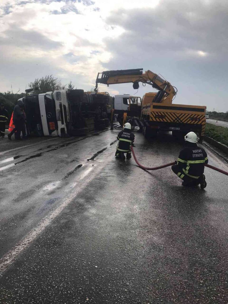Kontrolden çıkan LPG gazı yüklü tanker devrildi