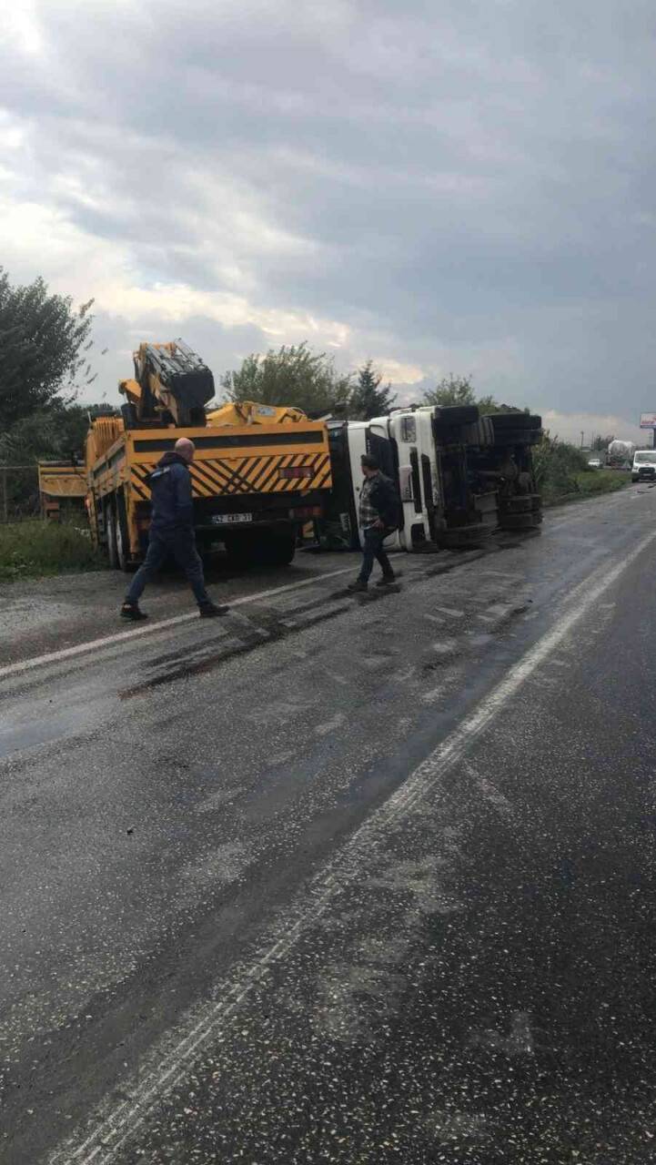 Kontrolden çıkan LPG gazı yüklü tanker devrildi