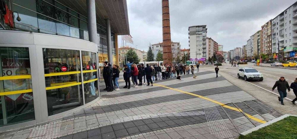 Soğuk havaya rağmen indirim kuyruğuna girdiler