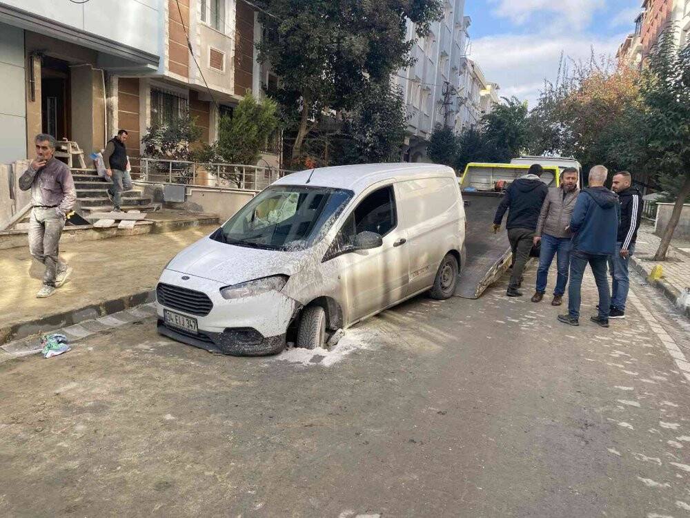 Avcılar’da otomobil seyir halindeyken yol çökünce oluşan çukura düştü